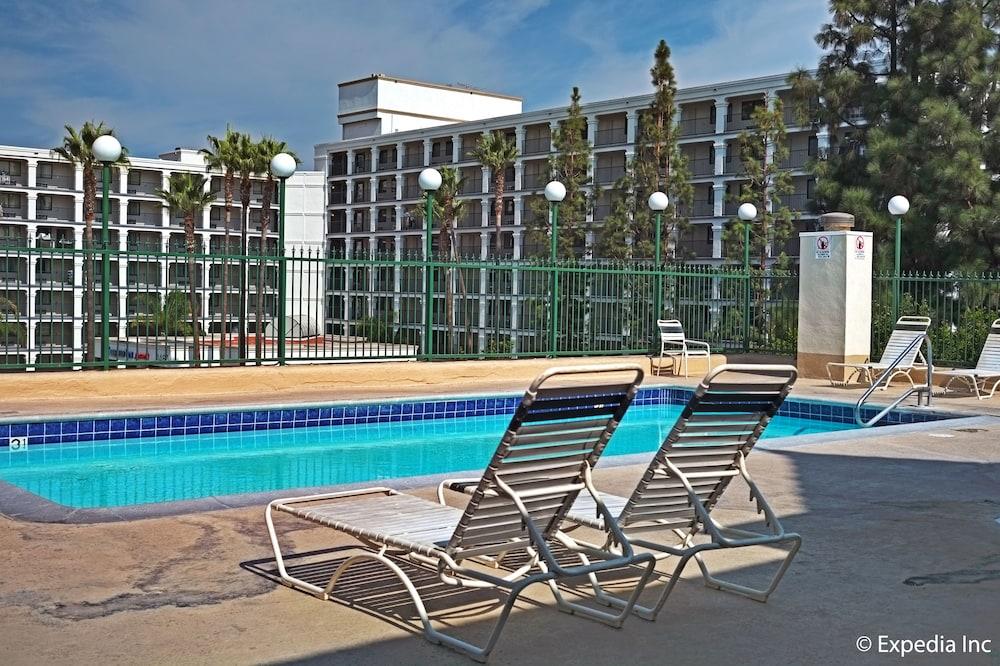 Anaheim Camelot Inn & Suites Exterior foto